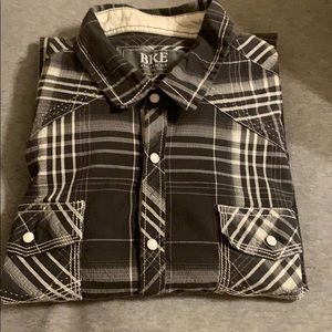 Buckle dress shirt